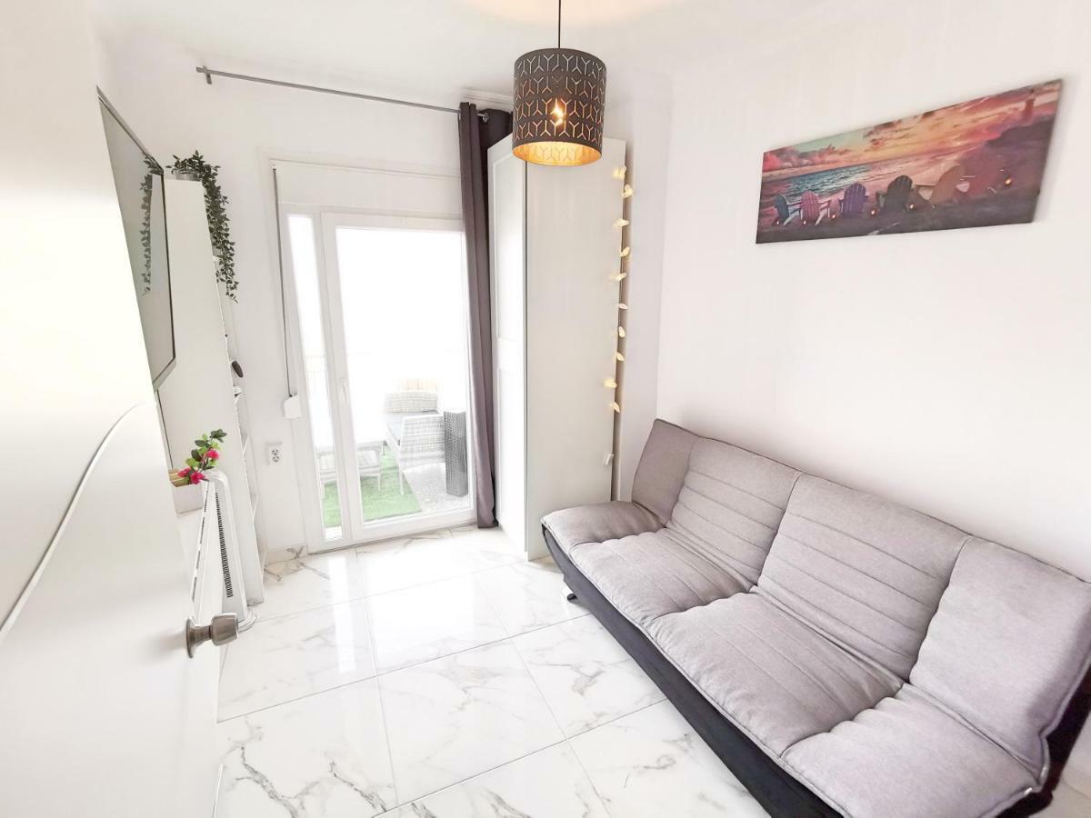 Pure Bliss Luxury Beachfront Apartment With Panoramic Sea Views, Electric Bbq, Gym Equipment And More Agia Triada  Eksteriør billede