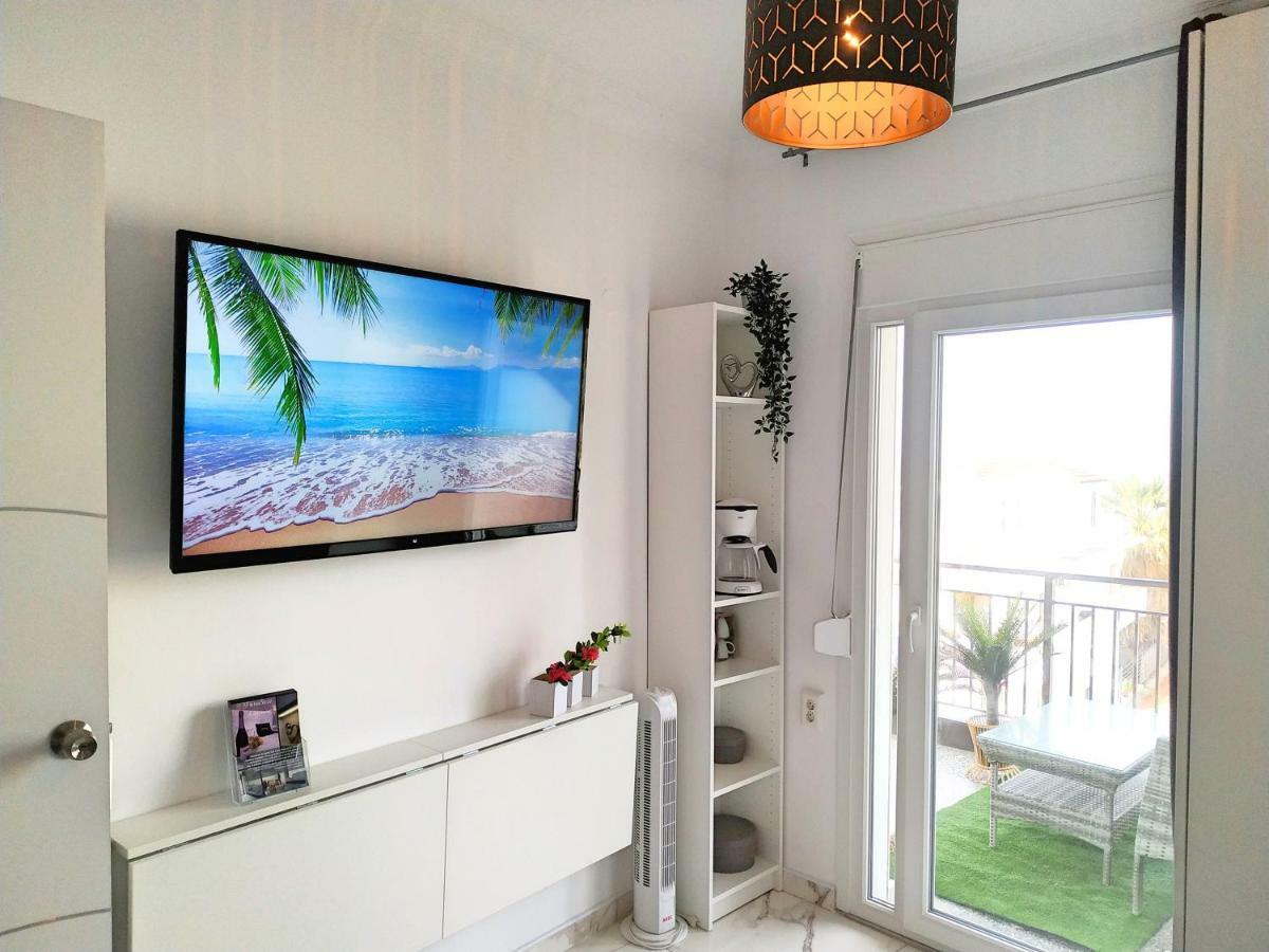 Pure Bliss Luxury Beachfront Apartment With Panoramic Sea Views, Electric Bbq, Gym Equipment And More Agia Triada  Eksteriør billede